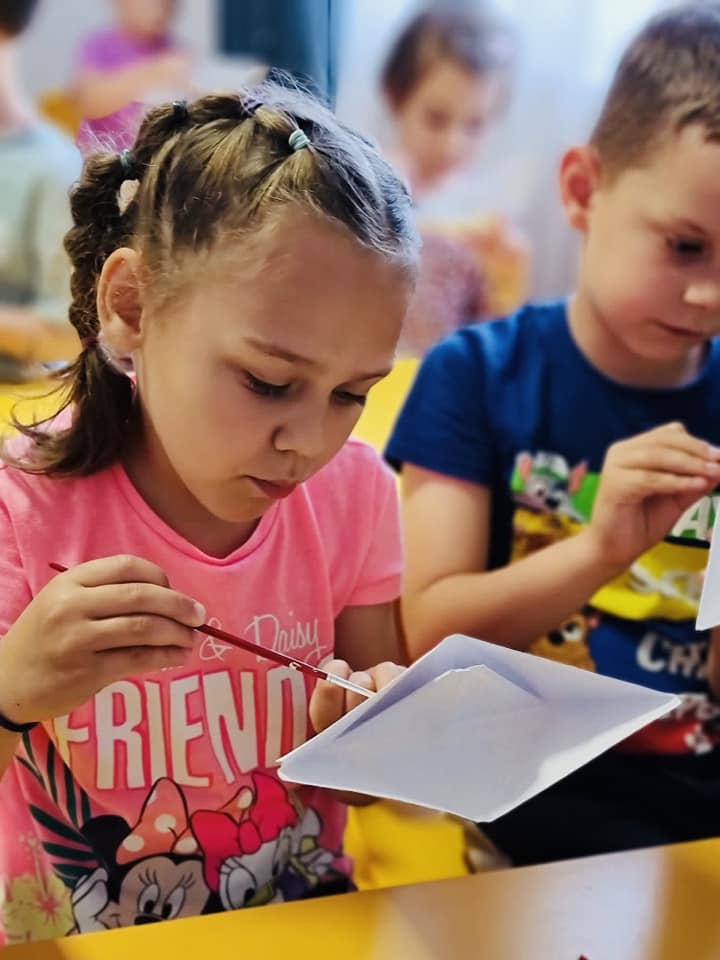 Copii creativi la activitate manuală.