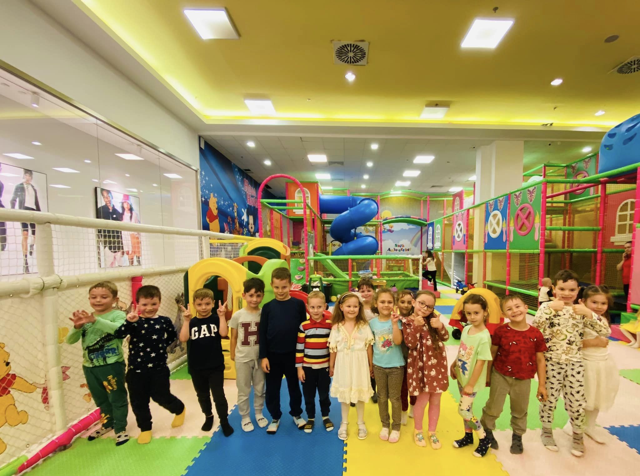 Copii jucându-se într-un loc de joacă.