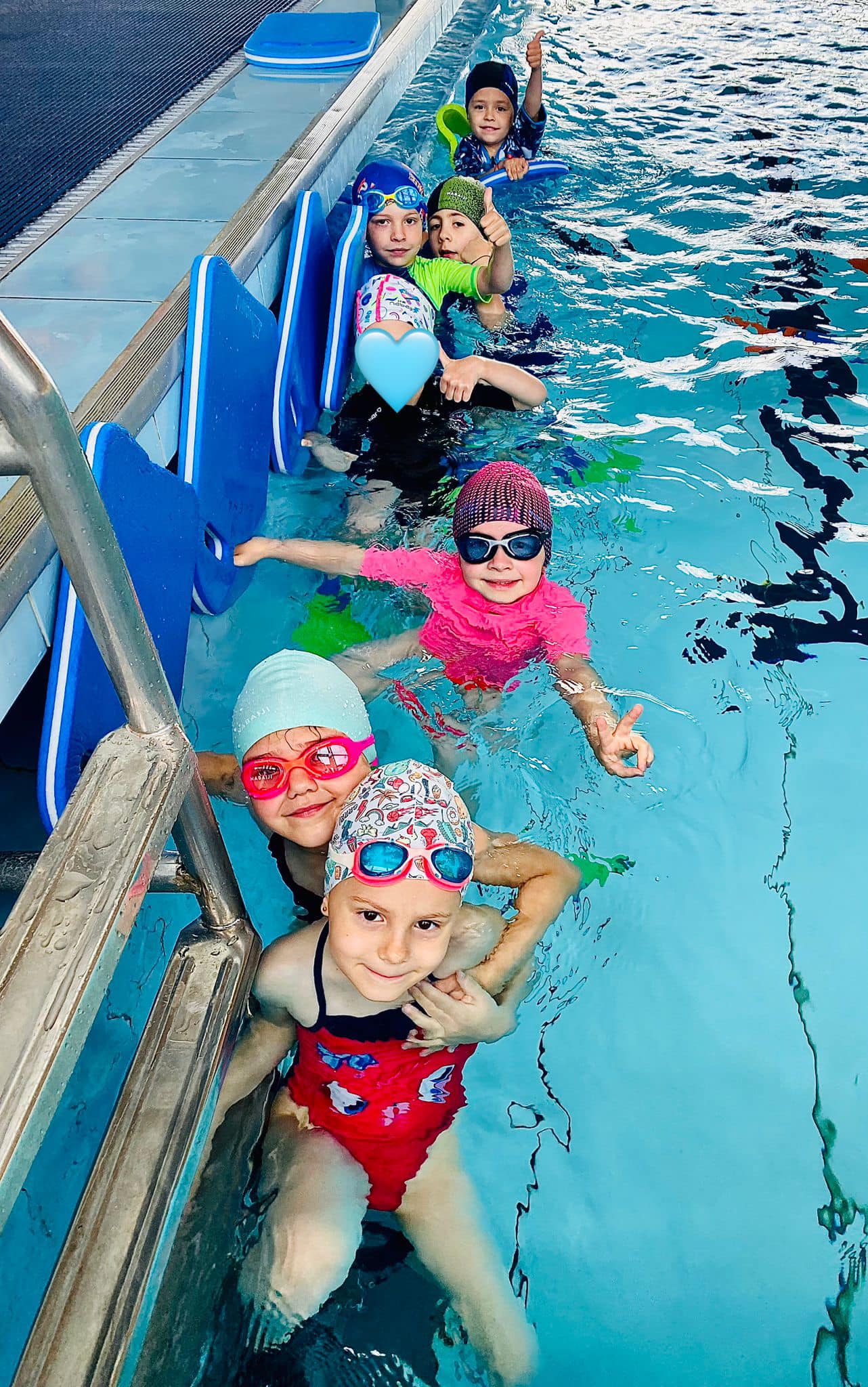 Copii înotând în piscină, distracție.