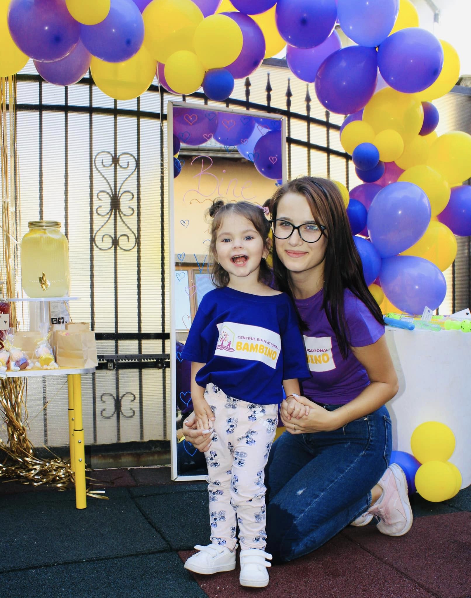 Fată și adult la petrecere colorată.