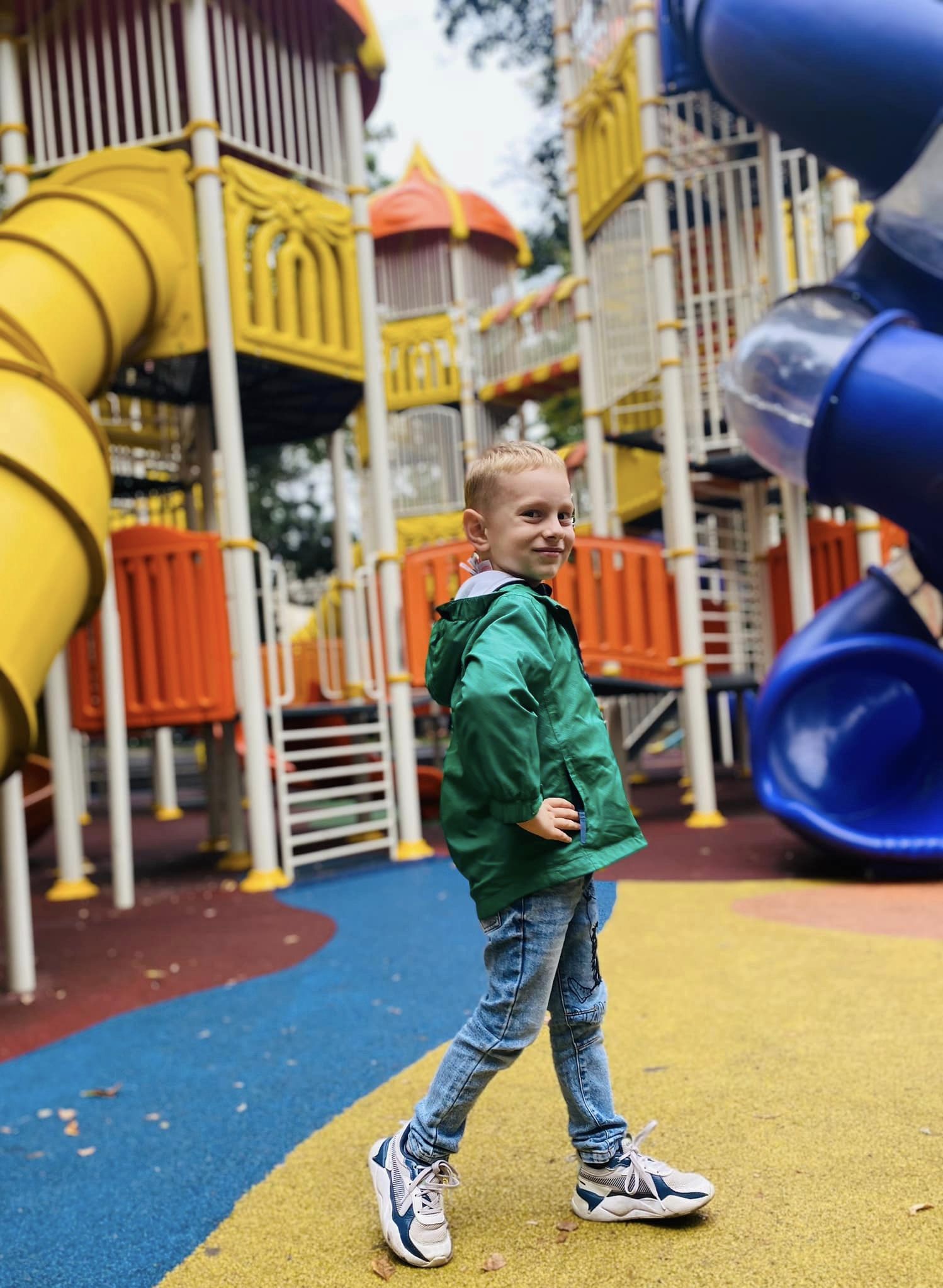 Copil pe un teren de joacă.