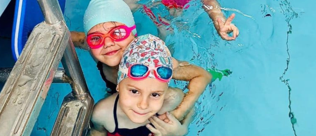 copii care se joaca in apa