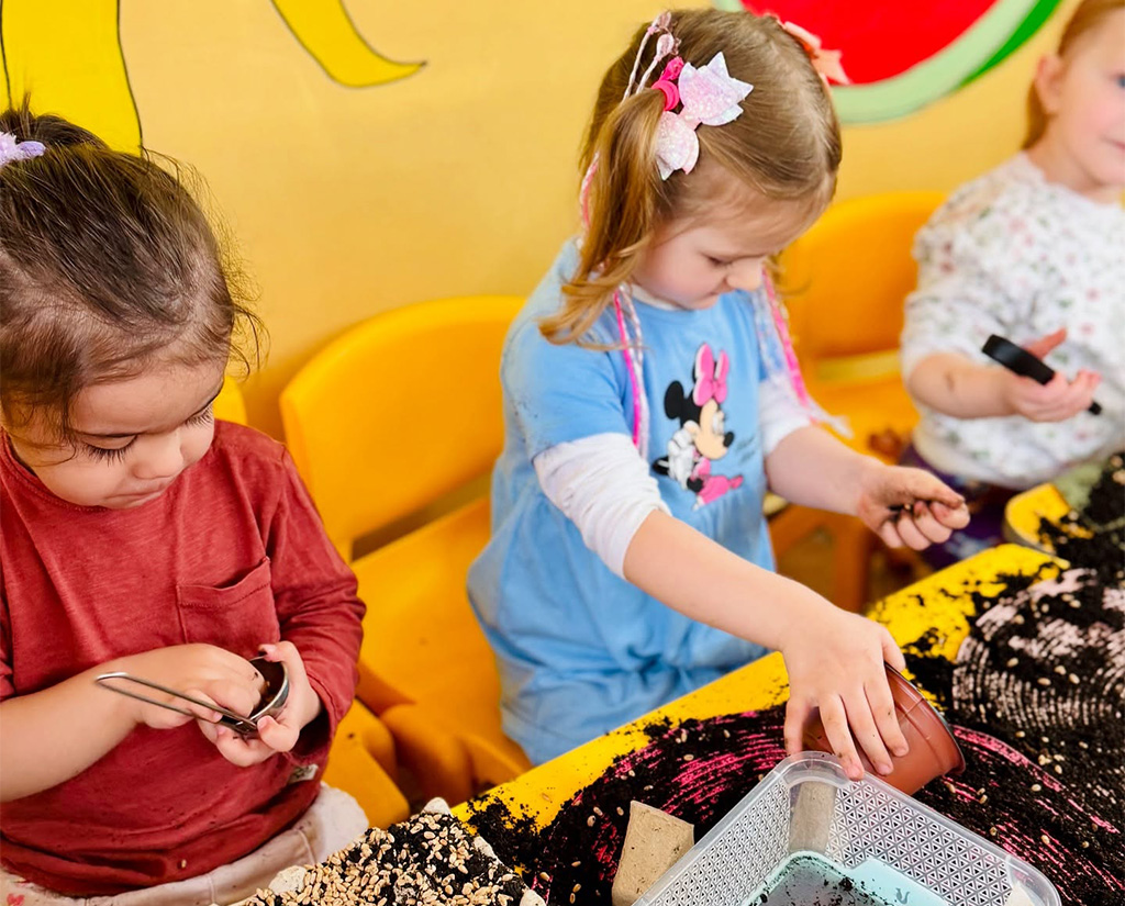 copii ce gradinaresc