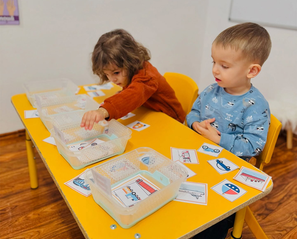 copii-ce-se-joaca-cu-cartonase