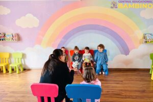 Copii care fac poza la Bambino pe un fundal cu un curcubeu